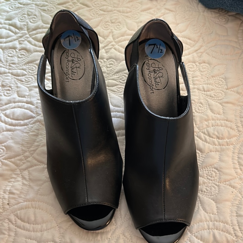 Black dress shoes